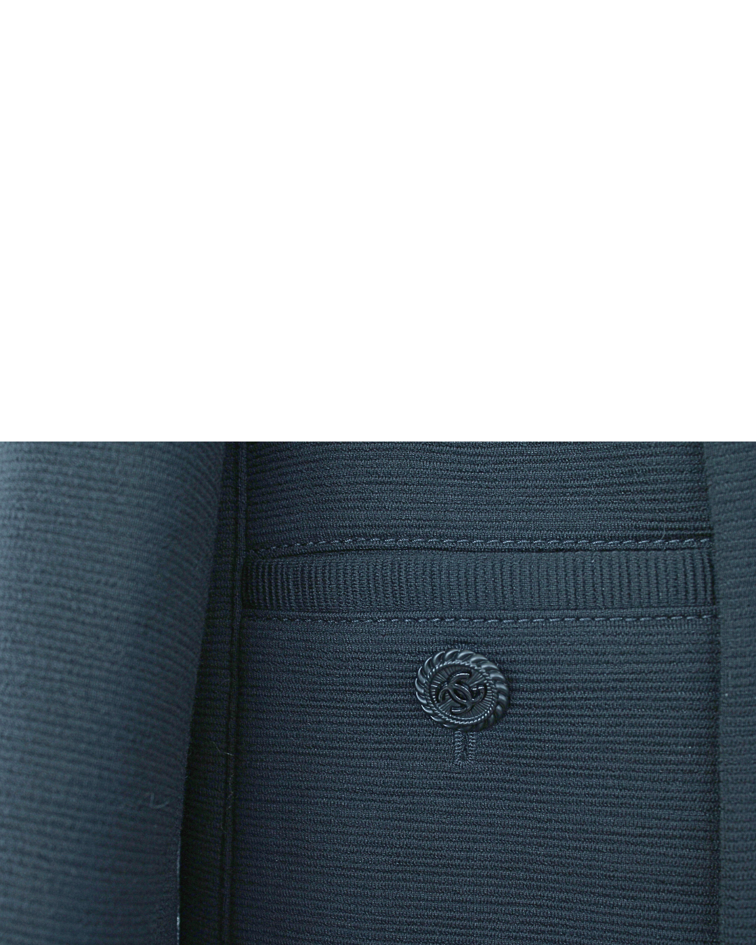 CHANEL Uniform Blazer Negro de Distribución Limitada - Imagen 3
